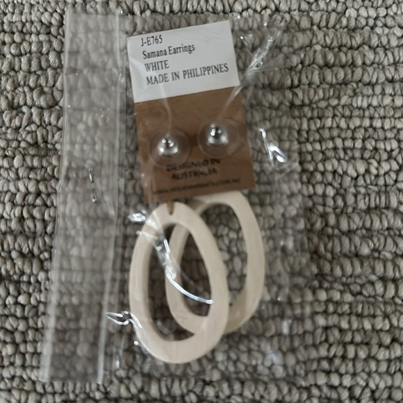 NWT Elegant White Oval Earrings - Picture 3 of 3